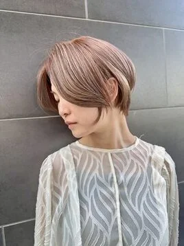 やわらかな動きのあるミディアムヘアを横から撮影した女性の後ろ姿