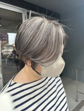 暗めの髪色で整えた女性のセミロングヘアを後ろから撮影した仕上がり