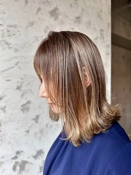 首元が見える短いヘアスタイルを横から撮影したカット後の仕上がり