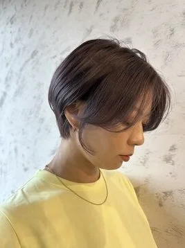 透明感のあるベージュ系カラーのロングヘアを後ろから撮影した仕上がり